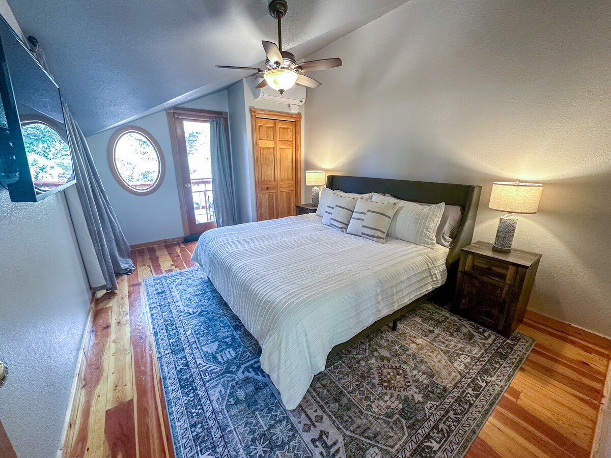 חדר שינה למעלה עם מיטת קינג