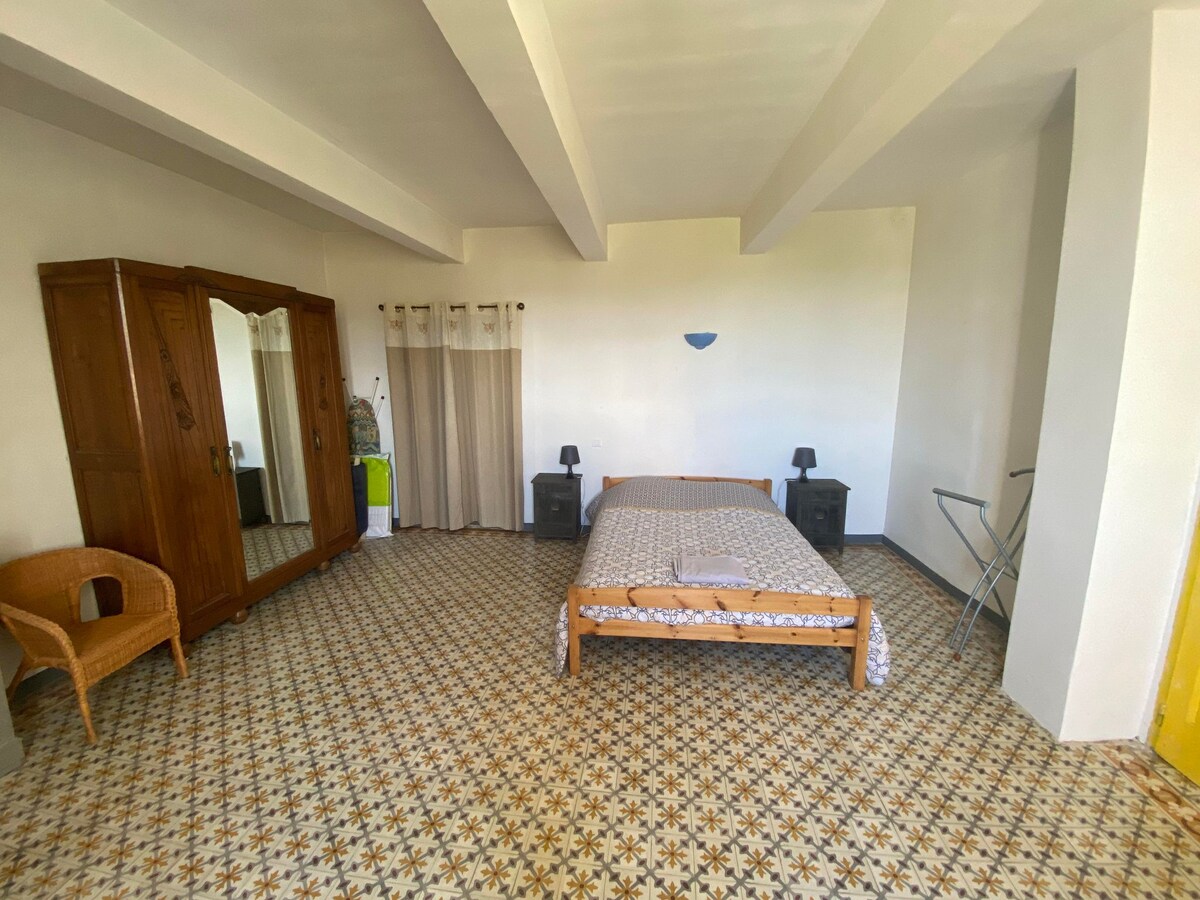 غرفة النوم 1 : 30 متر مربع
خزانة ملابس كبيرة في الطابق الأول، سرير أطفال