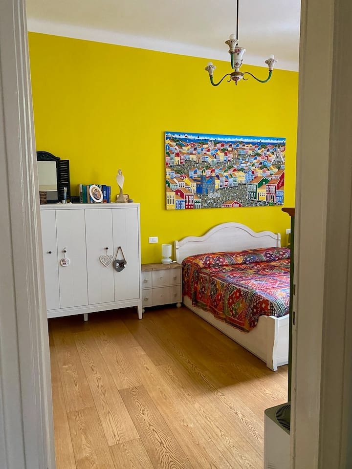 חדר שינה עם מיטה זוגית