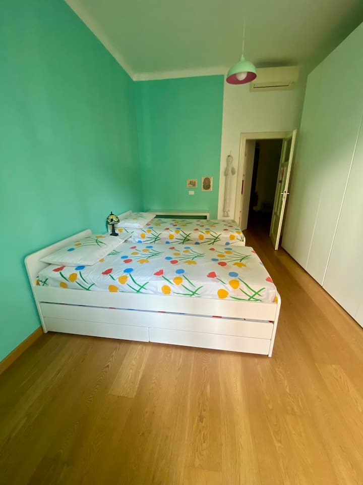 חדר השינה מצויד במיזוג אוויר וארון בגדים גדול