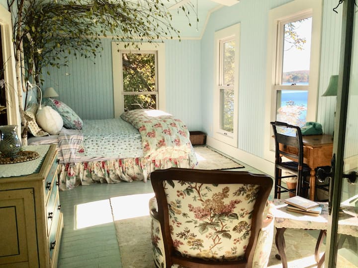 "Lady of the Lake" waterfront gem Cottages for Rent in Caroga Lake