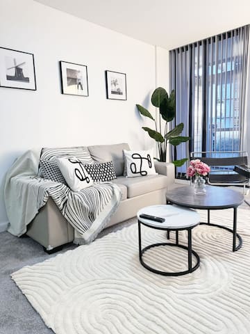 Chic Modern Oasis – Steps from Darling Harbour