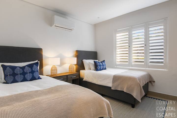 Spavaća soba br. 2: soba za odrasle u prizemlju: bračni kreveti odvojeni od 3 četvrtine s klima-uređajem, ugradbeni ormarići i sigurnosne rolete. Obiteljska kupaonica preko puta hodnika s tušem, WC školjkom otvorenog tlocrta i jednostrukim umivaonikom