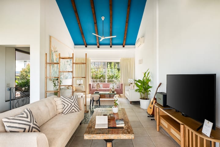 Living Area:
A bright, tall-ceiling space that opens out to the terrace lounge for effortless indoor-outdoor living.