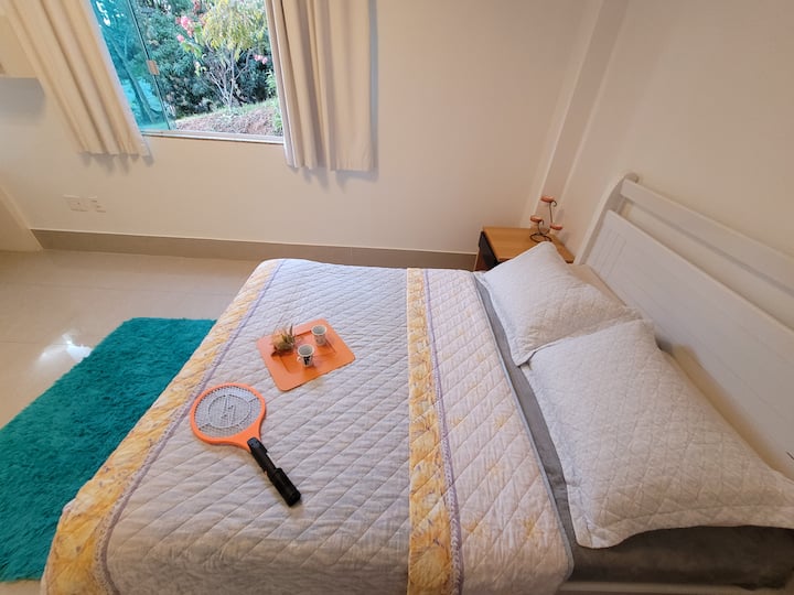 
ผ้าห่มสีเขียวมรกตขนาดคิงไซส์ 1 ผืน
ผ้าคลุมเตียงลายดอกไลแลค 1 ผืน
คริสตัลโรสควอตซ์พีระมิด 1 ชิ้น
โต๊ะไม้สีขาวใหม่ 1 ตัว
ผ้าปูโต๊ะซาตินสีเบจ 1 ผืน 