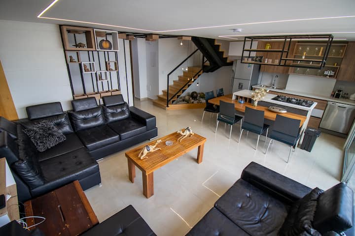 Spacious Penthouse Views, Jacuzzi 15 min Provenza