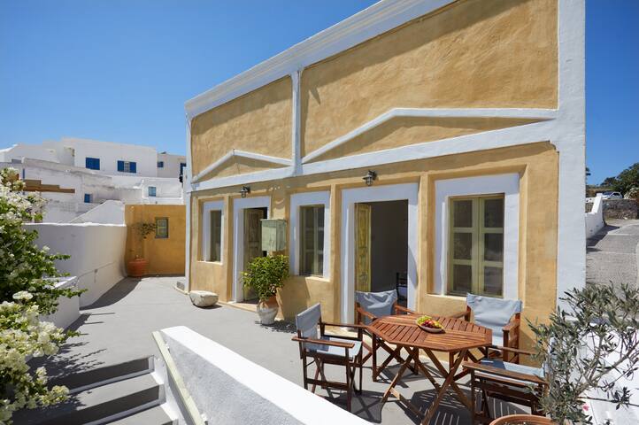 Constantis Mansion gallery image 3