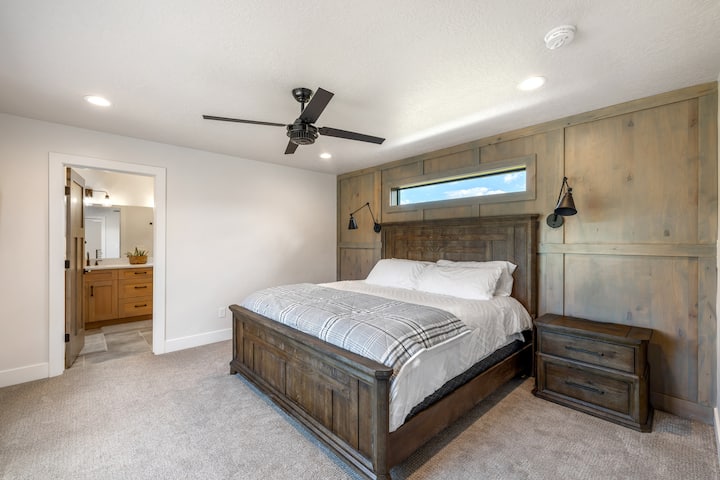 Upstairs master king suite with private bathroom