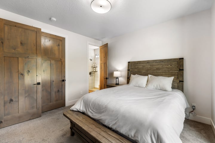 Downstairs master queen suite with private bathroom