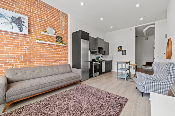 Na obývačke je niečo magické, ozdobenej štýlovým nábytkom na rustikálnej tehlovej stene. Je to miesto, kde sa vytvárajú spomienky a ozýva sa smiech! ❤️