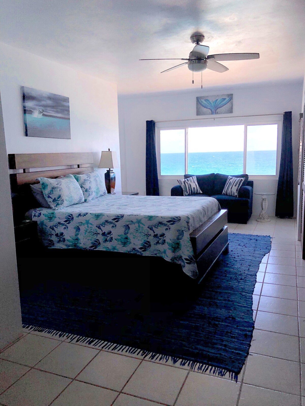 El dormitorio de la planta baja es tan grande como el dormitorio principal. 