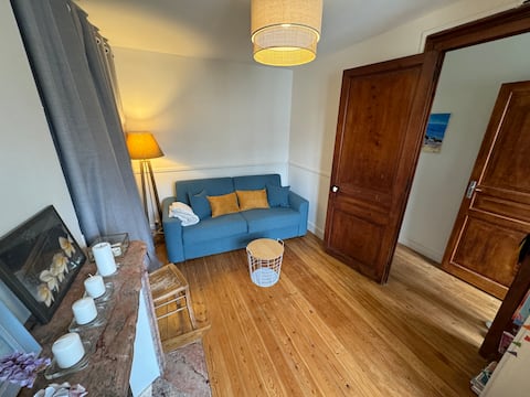 Top Airbnb: Historic Villa Apartment, 50 m from the beach in Lion Sur Mer