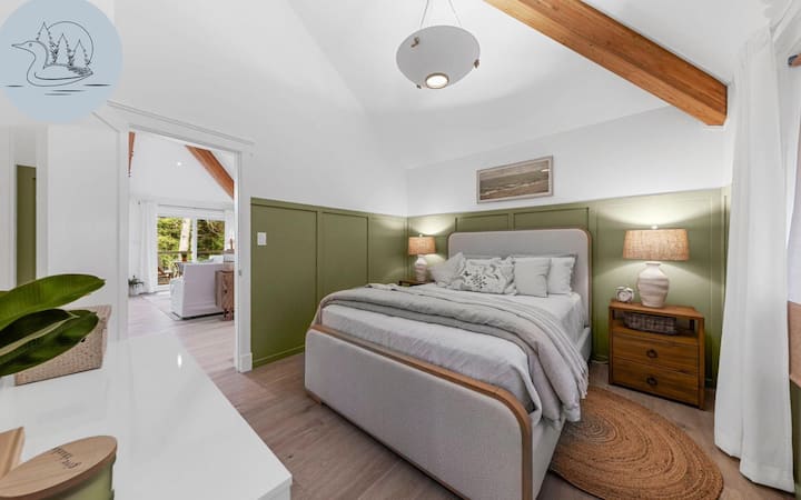 Bračni krevet (160x200), ugradbeni ormar, privatna kupaonica