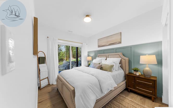 Spavaća soba s pogledom na jezero na nižoj razini