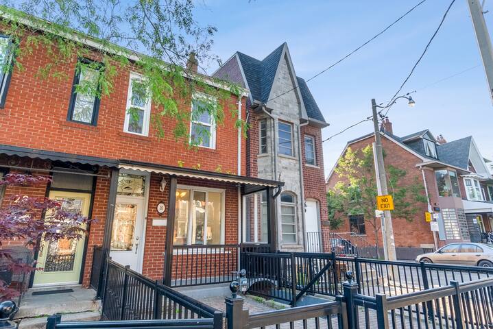 Comfort & Convenience in Toronto’s Little Italy gallery image 2