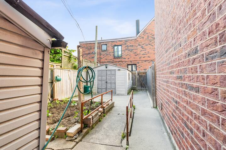 Comfort & Convenience in Toronto’s Little Italy gallery image 5