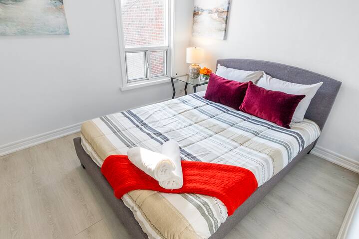 Comfort & Convenience in Toronto’s Little Italy gallery image 3