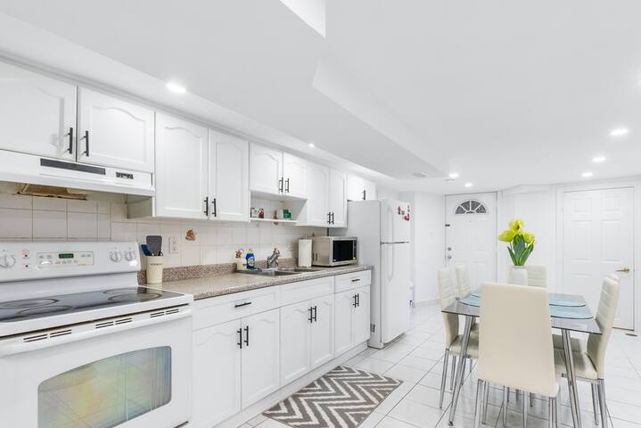 Comfort & Convenience in Toronto’s Little Italy gallery image 4