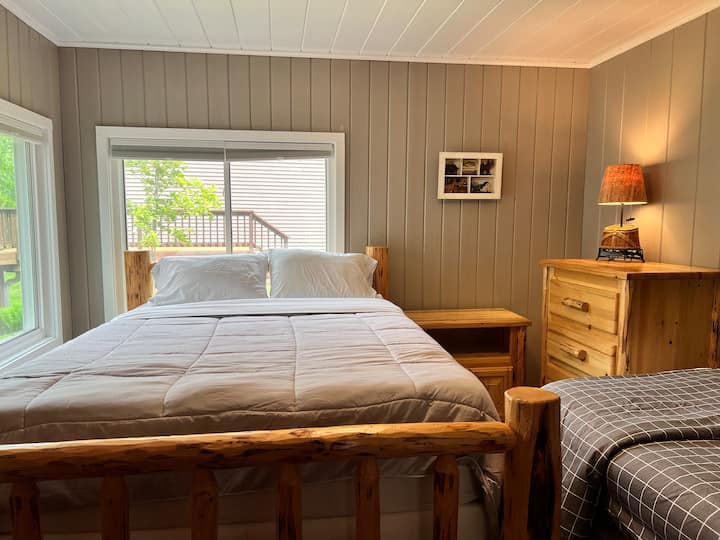 Glavna spavaća soba s bračnim krevetom i krevetom za jednu osobu.