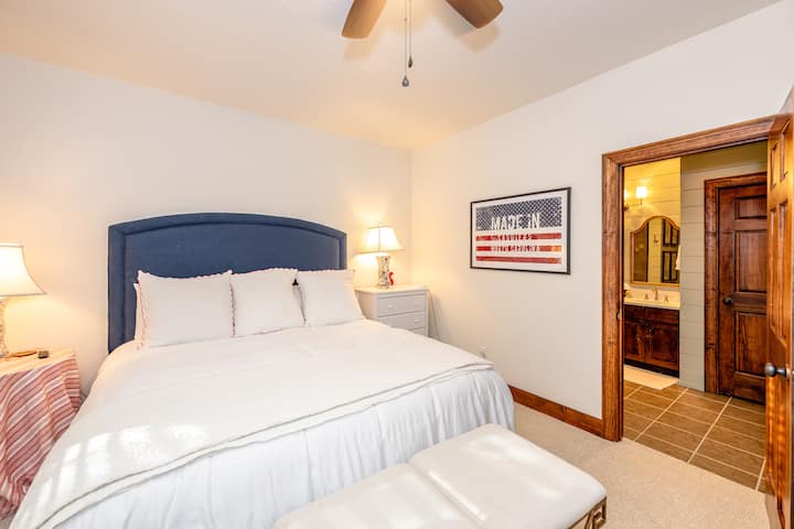 Ქვედა დონის საძინებელი დიდი საწოლით.