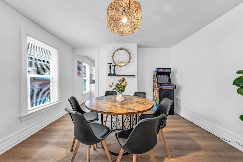 Arcade, 4 queens, 2 baths, record player, 500mbps