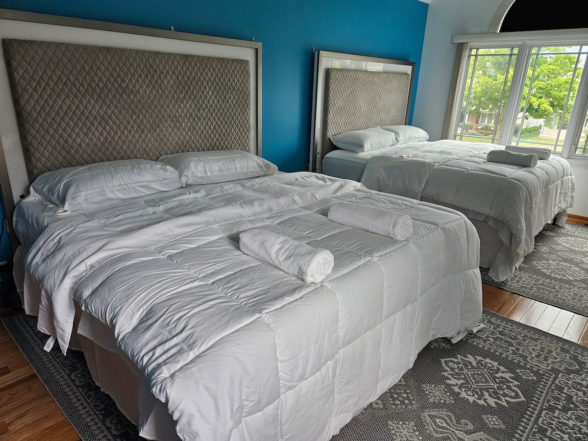 Chumba bora cha kulala kwenye ghorofa ya 2 chenye vitanda 2 vya ukubwa wa King na bafu kamili.