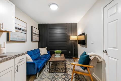 Charming 2BR Retreat-Free Parking