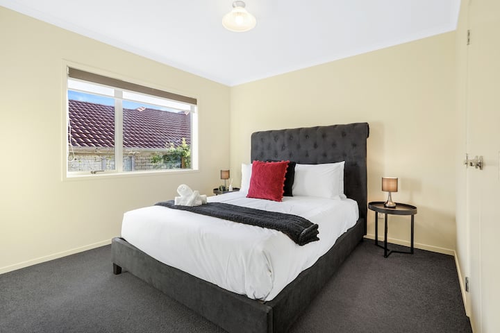 غرفة النوم 2: سرير فاخر بحجم كوين للنوم الليلي الرائع ليوم طويل 