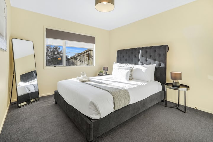 غرفة النوم 1: سرير كوين فاخر بجودة فندقية مع حمام داخلي خاص لإقامتك 