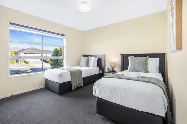 غرفة النوم 3: مجهزة بسريرين مفردين، وهي رائعة للعائلات أو الزملاء 