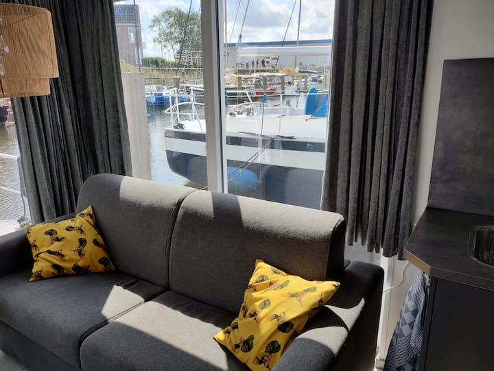 Houseboat Maatrollie In The Harbor Of Monnickendam - Volendam