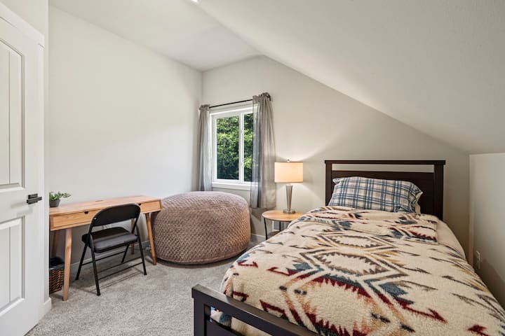 Vďaka prirodzenému svetlu a premyslenému dizajnu je táto izba príjemná a príjemná. Dvojitá posteľ s kobercom poskytuje flexibilné možnosti na spanie. Pracovná stanica poskytuje tichý priestor pre tých, ktorí sa nemôžu počas vášho pobytu v Rainieri úplne odpojiť.