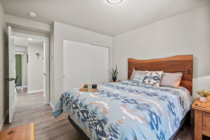 Nechajte sa unášať manželskou posteľou s luxusným matracom pre maximálne pohodlie. ️