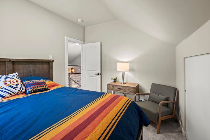 Odpočívajte v manželskej posteli s luxusným matracom z pamäťovej peny. 