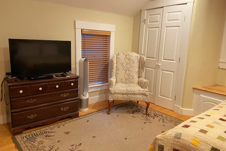 #2 Schlafzimmer mit seinem Badezimmer im Zimmer, nicht geteilt. 

Dieses Zimmer mit einem Stuhl und einem kleinen Schreibtisch und einem Großbildfernseher ist gemütlich und komfortabel.


befindet sich hinter dem Haus im 2. Stock. Genieße die Privatsphäre ohne jemanden oben oder unten. 
