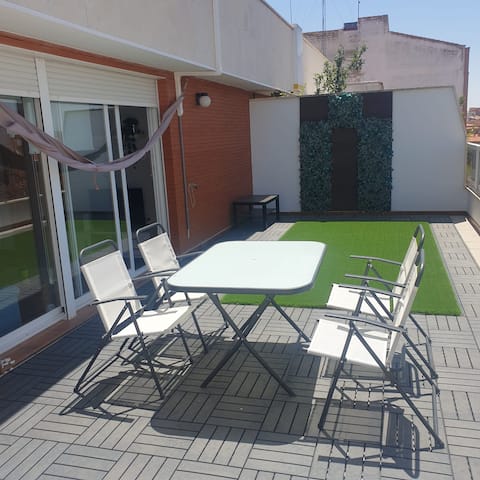 Penthouse with 35m2 terrace next to the Fairgrounds