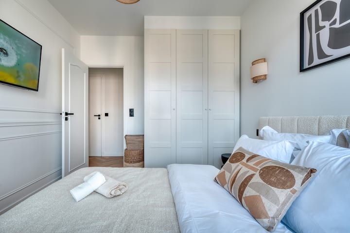 2号卧室配备优质垃圾和米色/黑色主题装饰