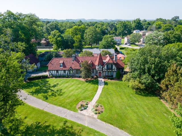 Charming Historic Ivy Hall Home in Prime Location! gallery image 4