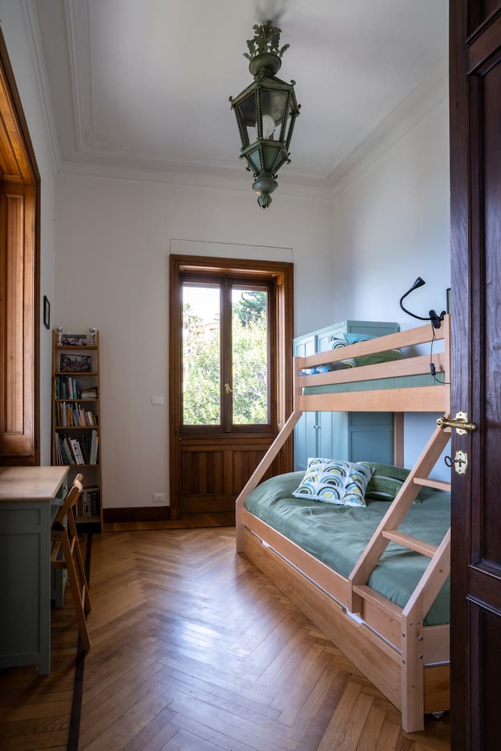 спална соба погодна за деца или возрасни со најмногу 4 лица/3 кревета