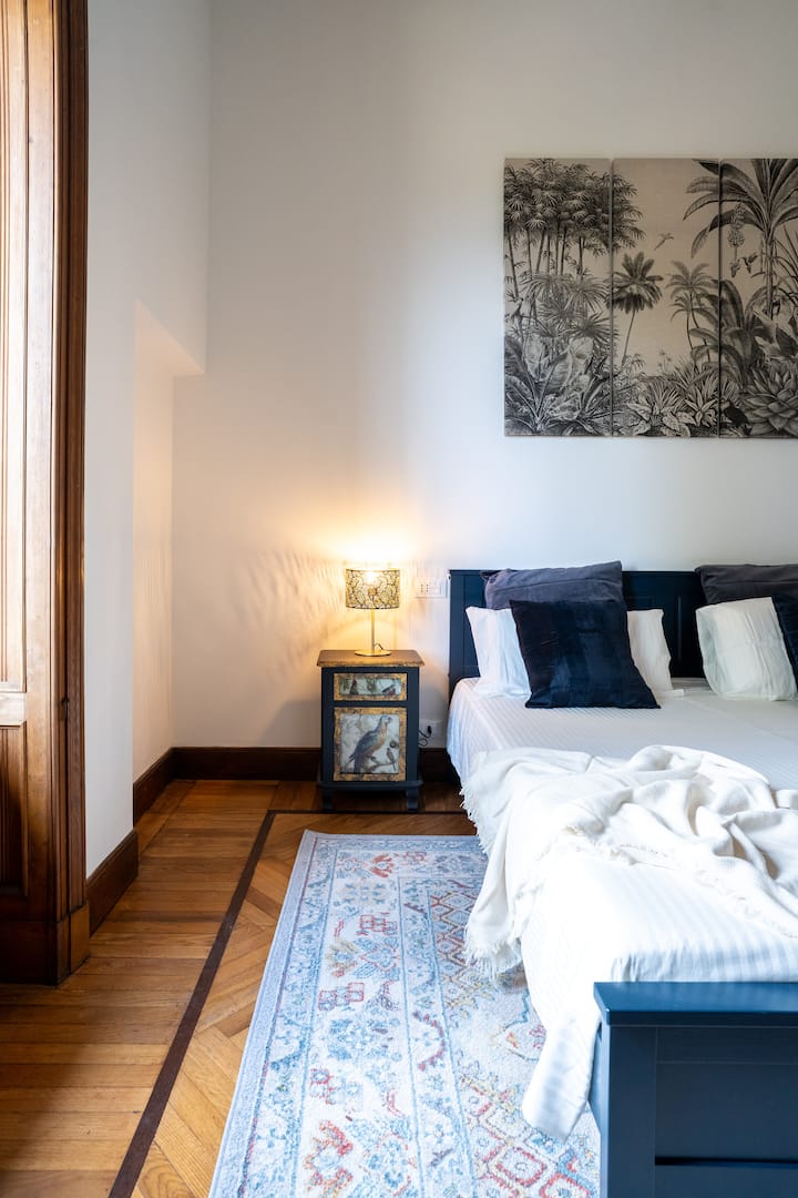 Гостинска спална соба со брачен кревет и декорирана од дизајнер за ентериер