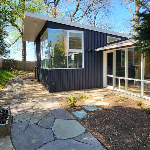 Fall-Winter Mid-Century Modern Relaxing, Retreat