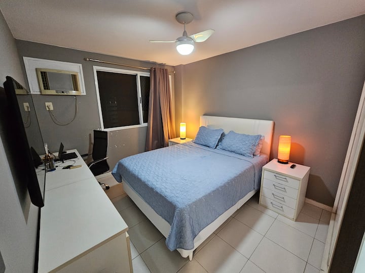 客房配备标准双人床、全新Ortobom床垫、空调、42英寸电视、风扇和Alexa自动照明