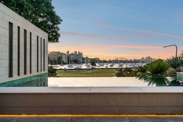 OMG Sub-Penthouse + Pool + Bridge Views