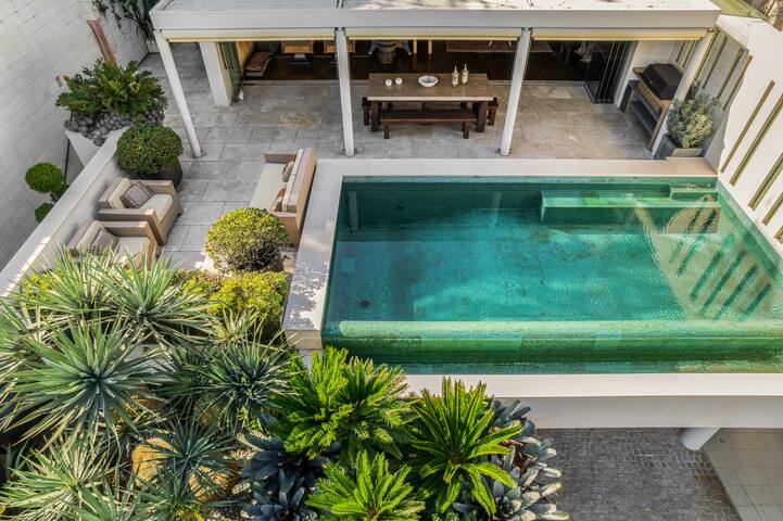 OMG Sub-Penthouse + Pool + Bridge Views gallery image 3