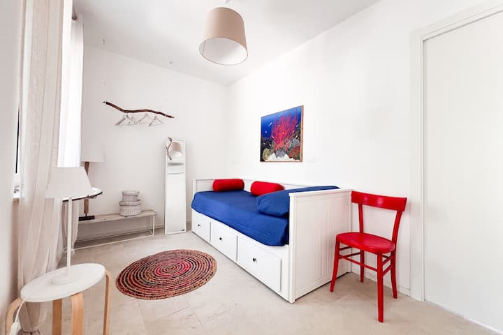 Удобна соба,која се состои од кауч на спуштање кој може да се отвори ако е потребно за сместување на двајца гости.