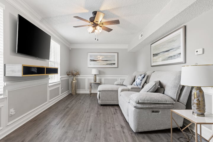 Fly-in Style: Charming Townhome 6 Mins From Ric!