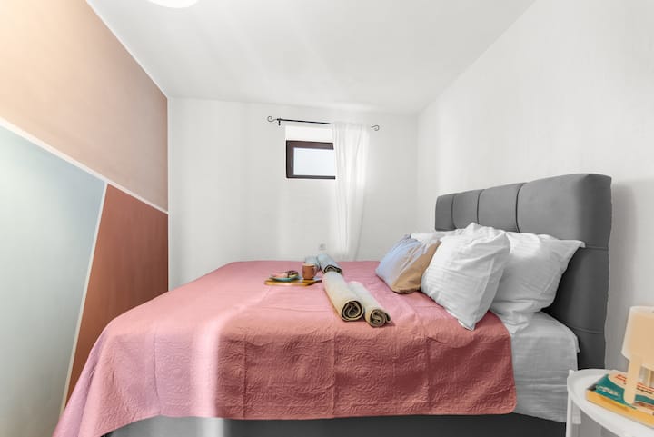 Udoban novi krevet s oprugama (160x200) i lijepe boje na zidu