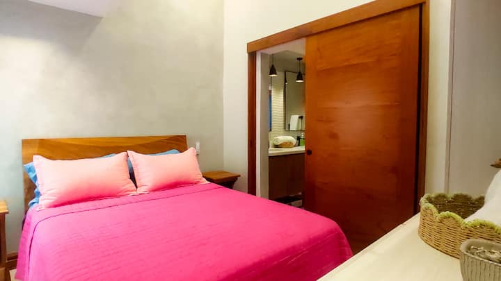 Con una cama queen, esta habitación con baño  compartido ofrece espacio suficiente para toda la familia o amigos, eliminando el problema de falta de comodidad y privacidad.