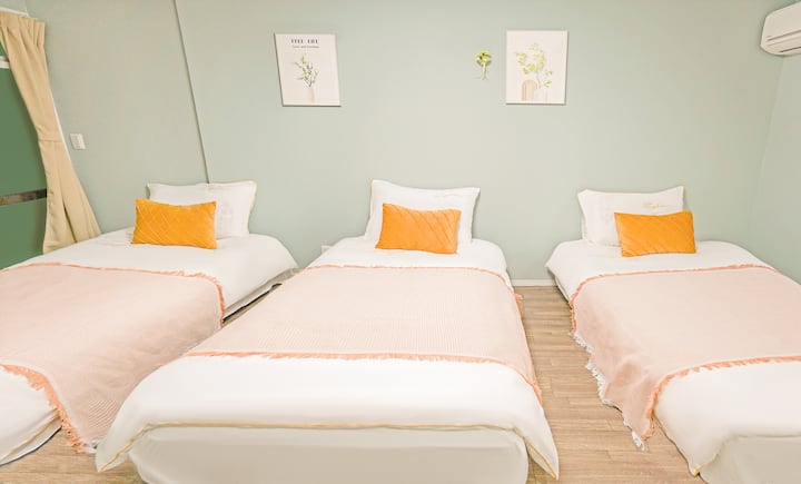 De slaapkamer op de eerste verdieping heeft drie eenpersoonsbedden voor 1 meter