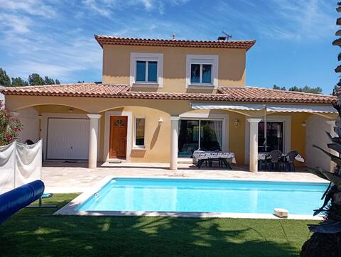 House for 6/8 people with pool, beach 400 m away.